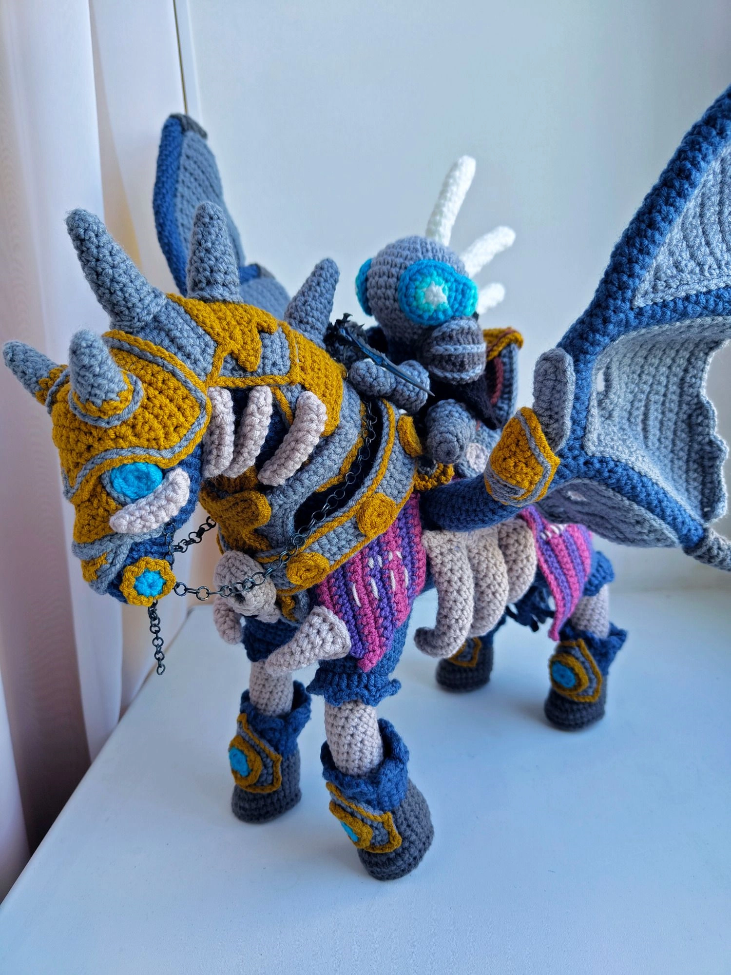 Invincible amigurumi vista frontal